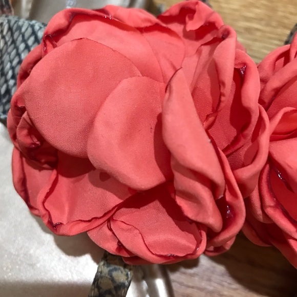 🏵BCBG Floral Snakeskin Sandals - Picture 3 of 8